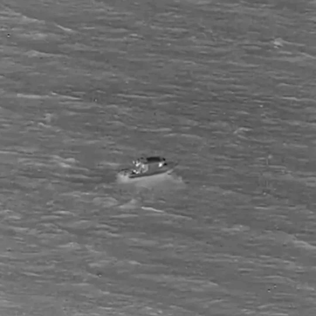 فتى أسترالي ينقذ أمه وشقيقيه الصغيرين بعد سباحة 4 كيلومترات في أمواج عاتية