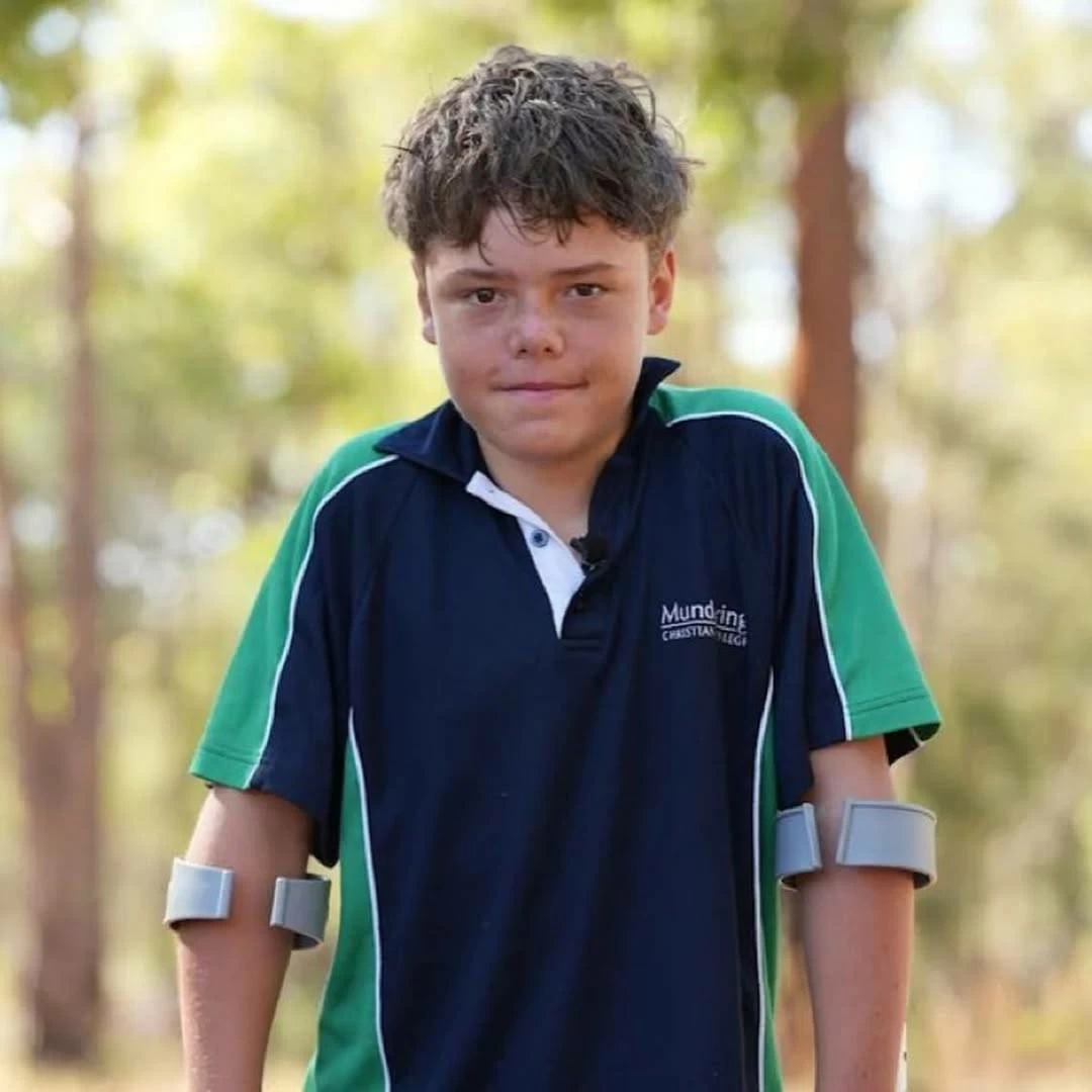 فتى أسترالي ينقذ أمه وشقيقيه الصغيرين بعد سباحة 4 كيلومترات في أمواج عاتية