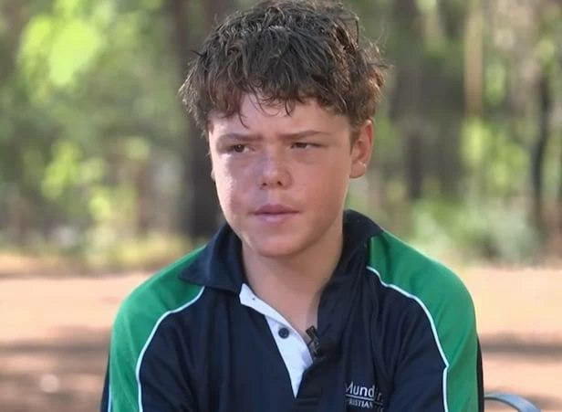 فتى أسترالي ينقذ أمه وشقيقيه الصغيرين بعد سباحة 4 كيلومترات في أمواج عاتية