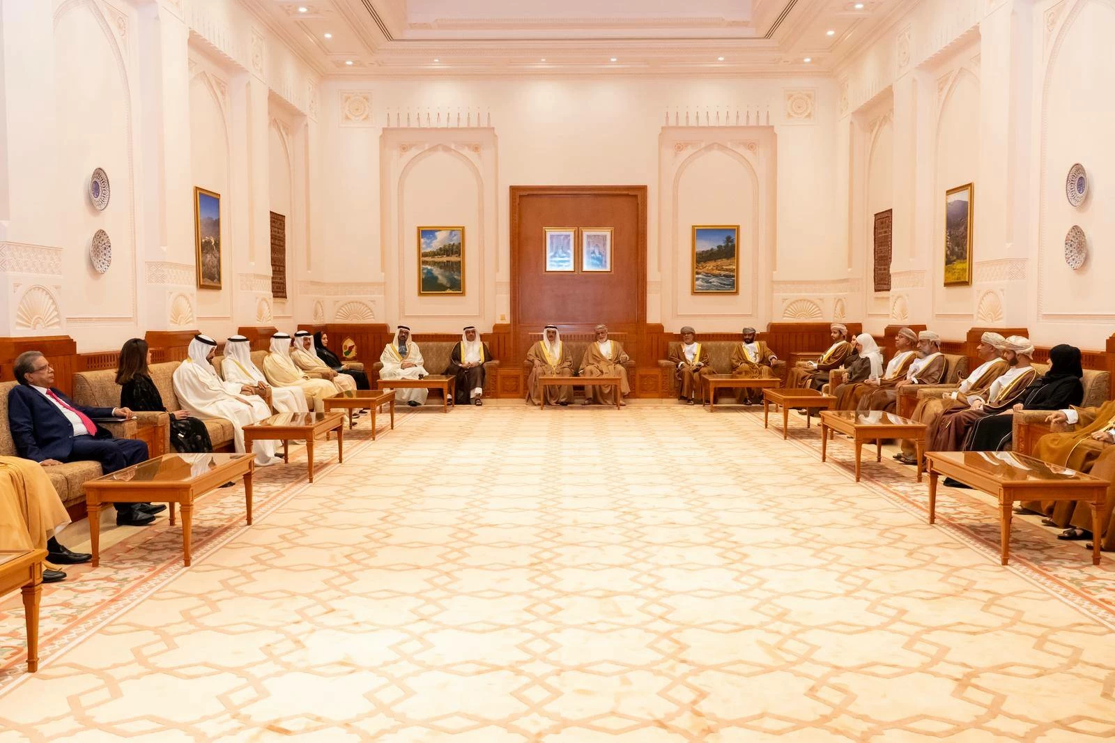 رئيس مجلس النواب يلتقي برئيس مجلس الدولة العماني