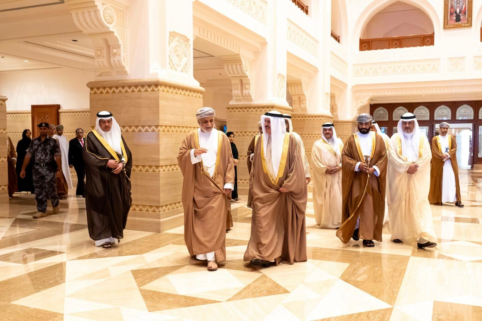 رئيس مجلس النواب يلتقي برئيس مجلس الدولة العماني