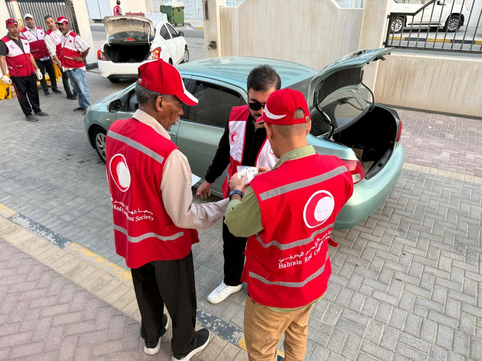 "الهلال الأحمر" تبدأ بتوزيع مساعدات شهر رمضان على الأسر المتعففة