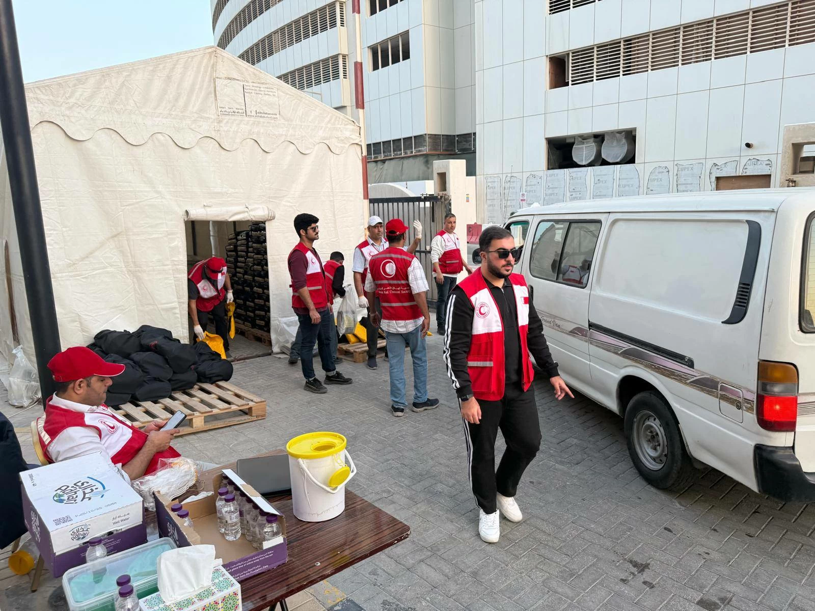 "الهلال الأحمر" تبدأ بتوزيع مساعدات شهر رمضان على الأسر المتعففة