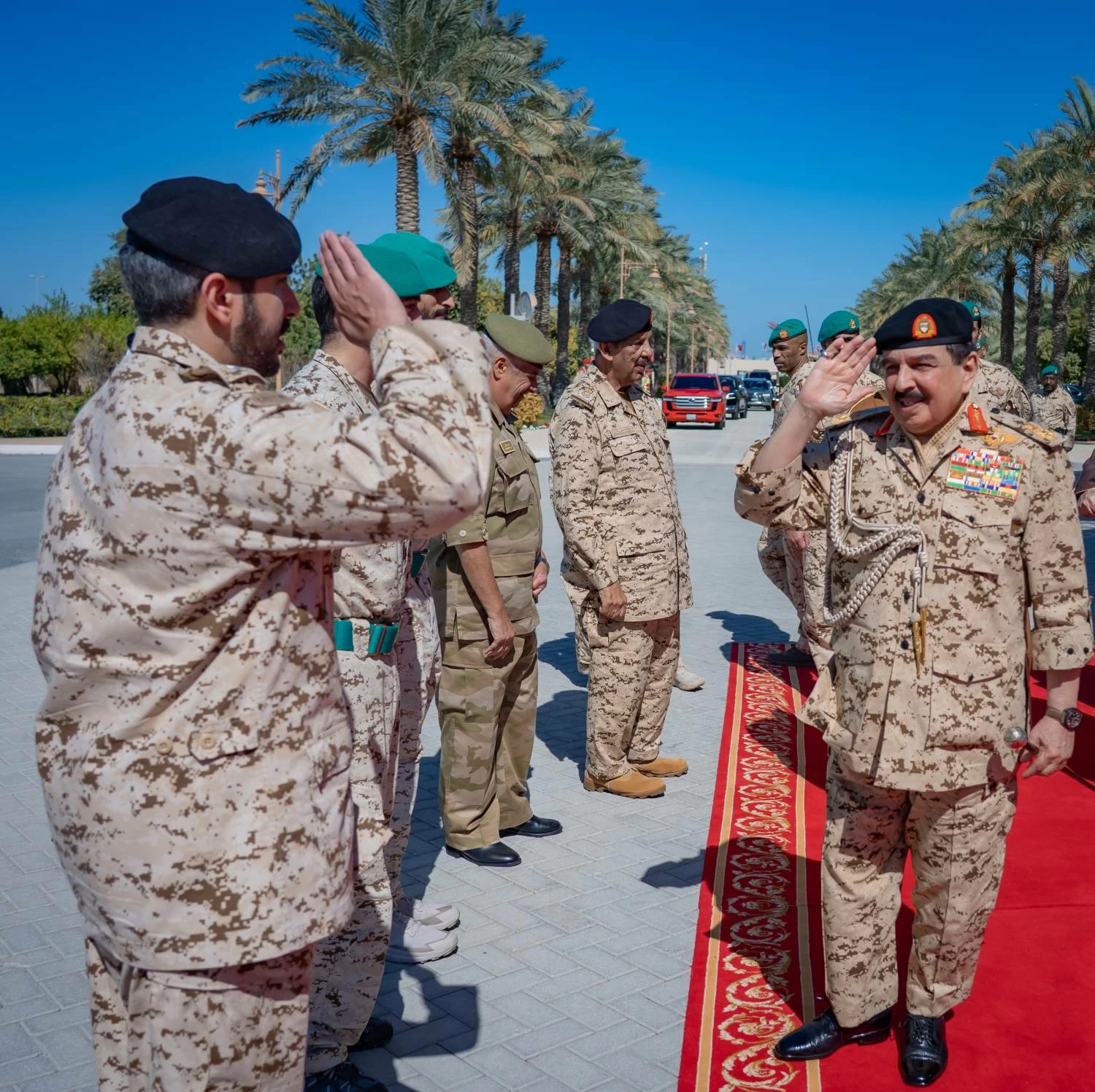 الملك القائد الأعلى للقوات المسلحة يتفضل بزيارة القيادة العامة لقوة دفاع البحرين