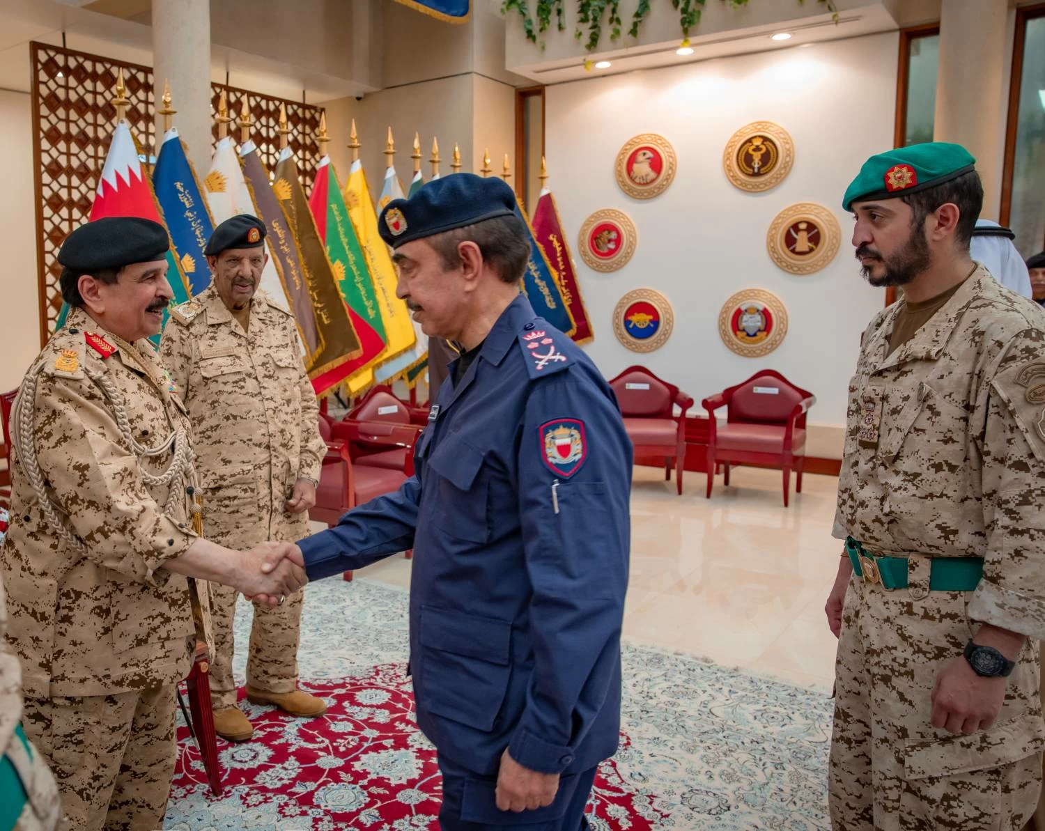 الملك القائد الأعلى للقوات المسلحة يتفضل بزيارة القيادة العامة لقوة دفاع البحرين