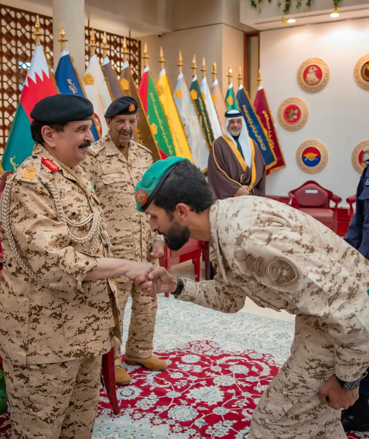 الملك القائد الأعلى للقوات المسلحة يتفضل بزيارة القيادة العامة لقوة دفاع البحرين
