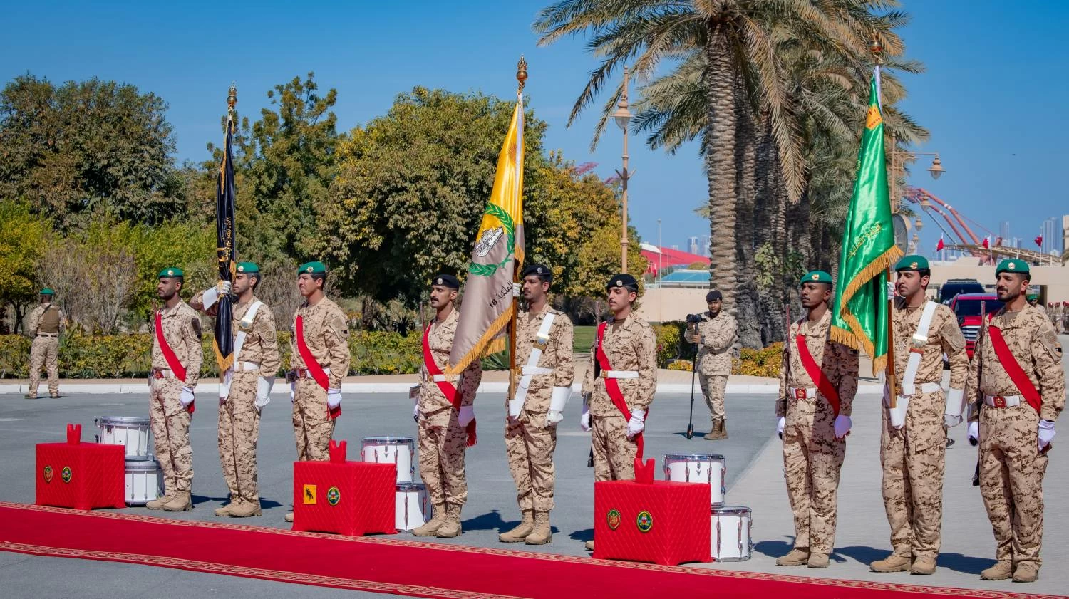 الملك القائد الأعلى للقوات المسلحة يتفضل بزيارة القيادة العامة لقوة دفاع البحرين