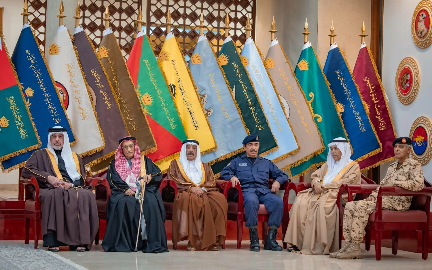 الملك القائد الأعلى للقوات المسلحة يتفضل بزيارة القيادة العامة لقوة دفاع البحرين