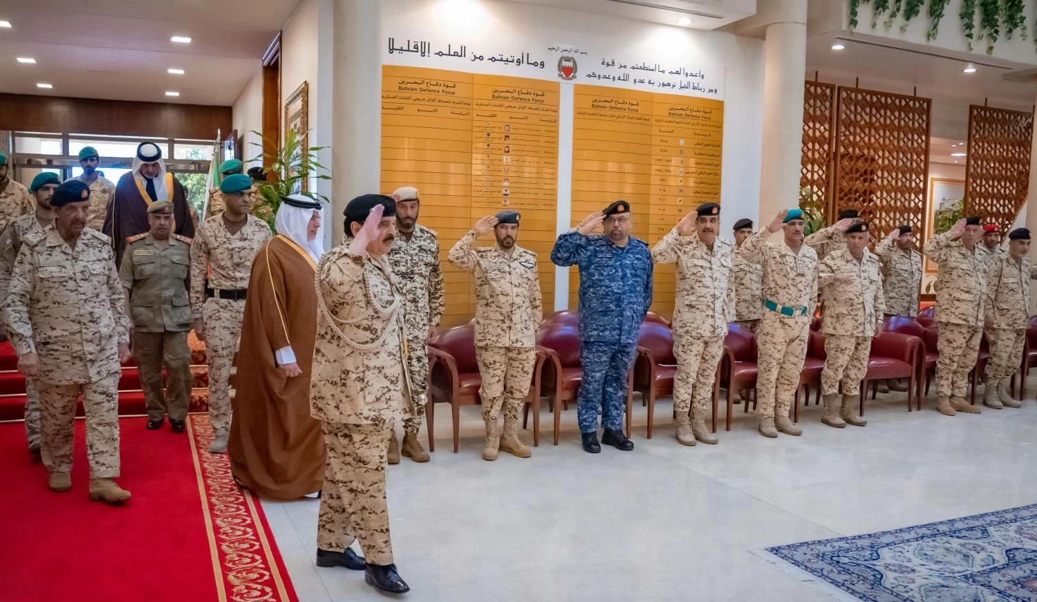 الملك القائد الأعلى للقوات المسلحة يتفضل بزيارة القيادة العامة لقوة دفاع البحرين