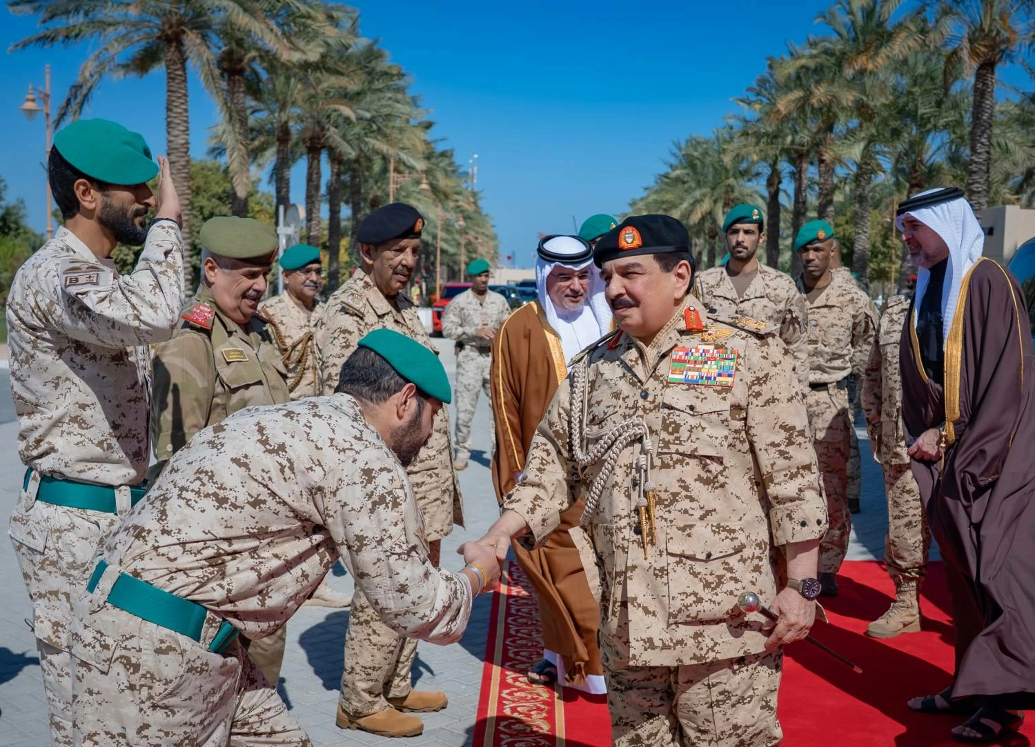 الملك القائد الأعلى للقوات المسلحة يتفضل بزيارة القيادة العامة لقوة دفاع البحرين