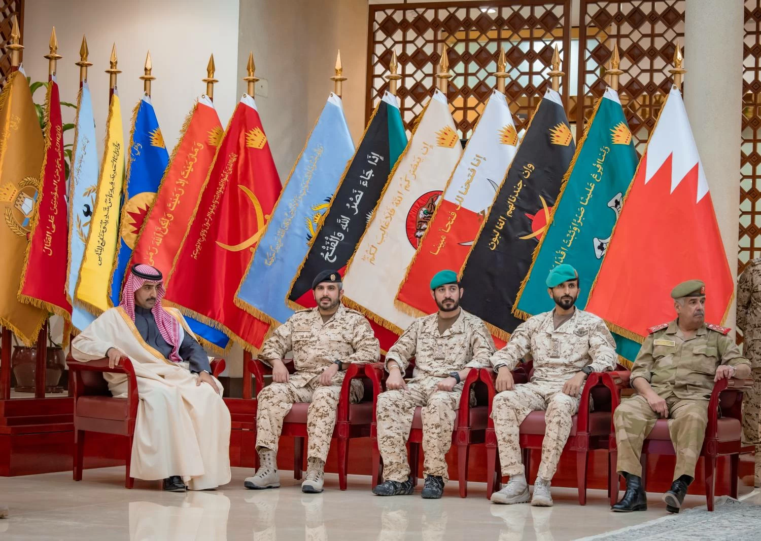 الملك القائد الأعلى للقوات المسلحة يتفضل بزيارة القيادة العامة لقوة دفاع البحرين