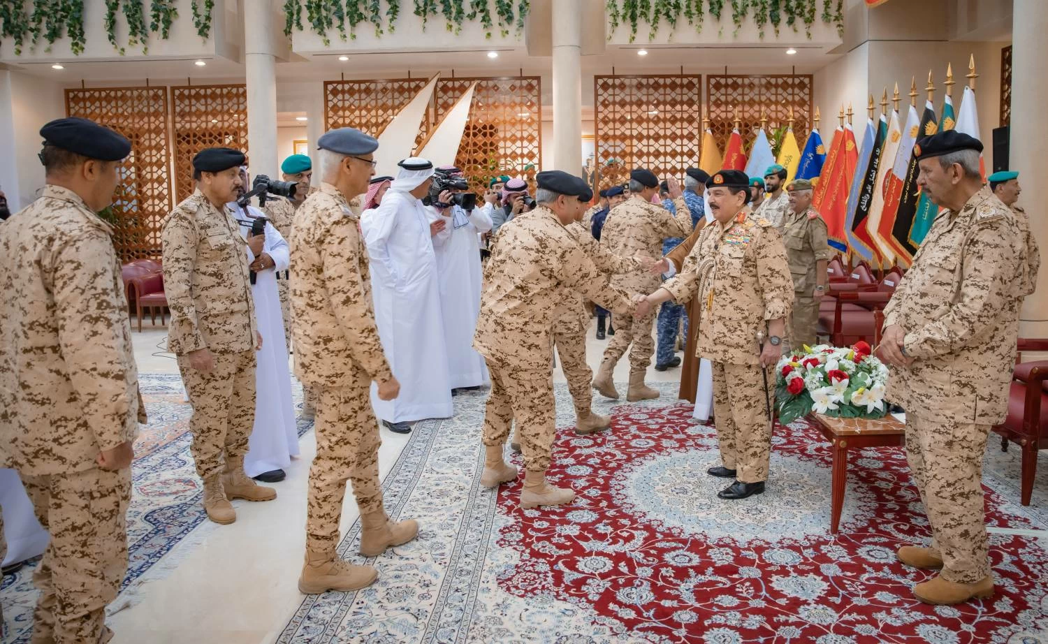 الملك القائد الأعلى للقوات المسلحة يتفضل بزيارة القيادة العامة لقوة دفاع البحرين