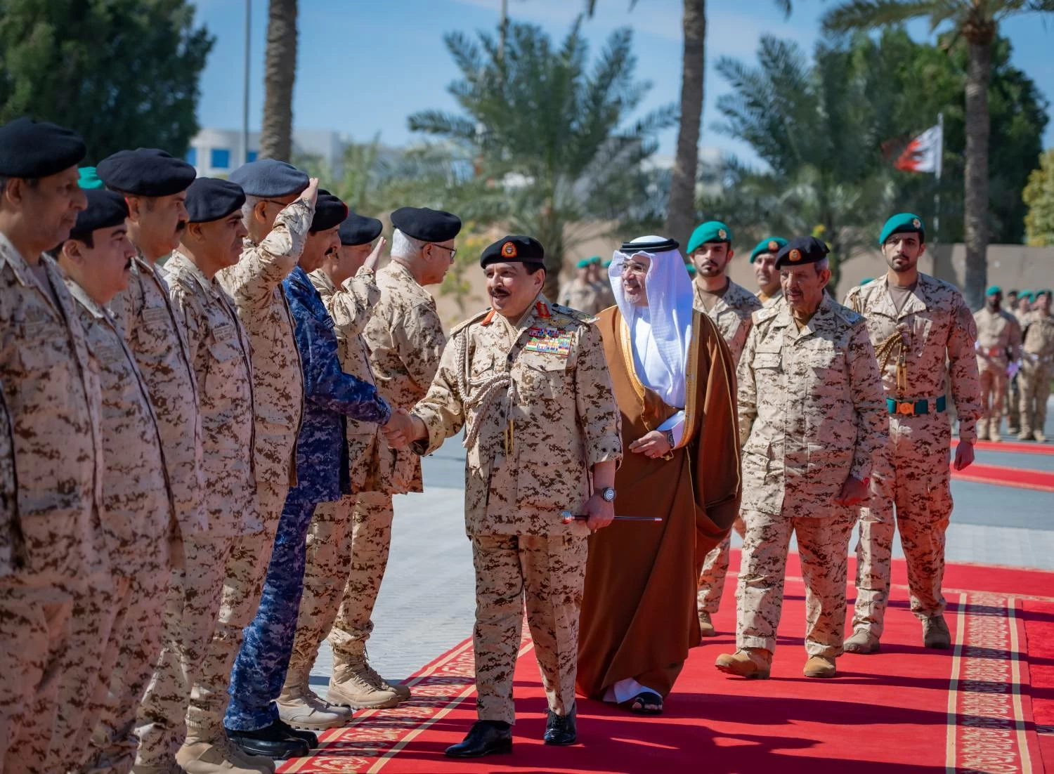 الملك القائد الأعلى للقوات المسلحة يتفضل بزيارة القيادة العامة لقوة دفاع البحرين