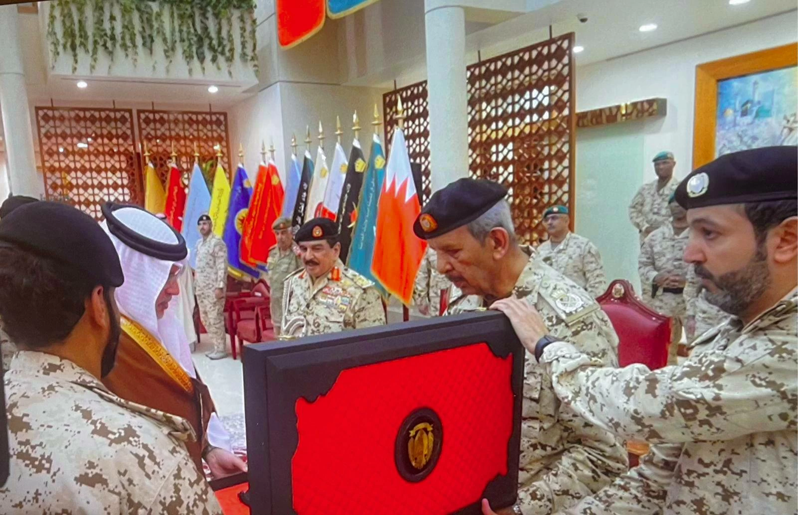 الملك القائد الأعلى للقوات المسلحة يتفضل بزيارة القيادة العامة لقوة دفاع البحرين