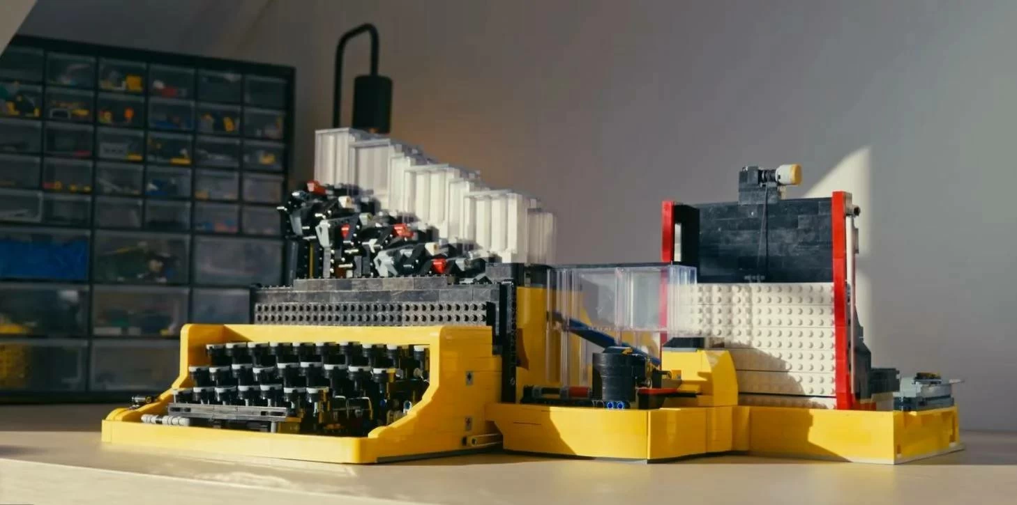 هاوٍ يحوّل مكعبات &laquo;ليجو&raquo; إلى آلة كاتبة تعمل بكامل وظائفها