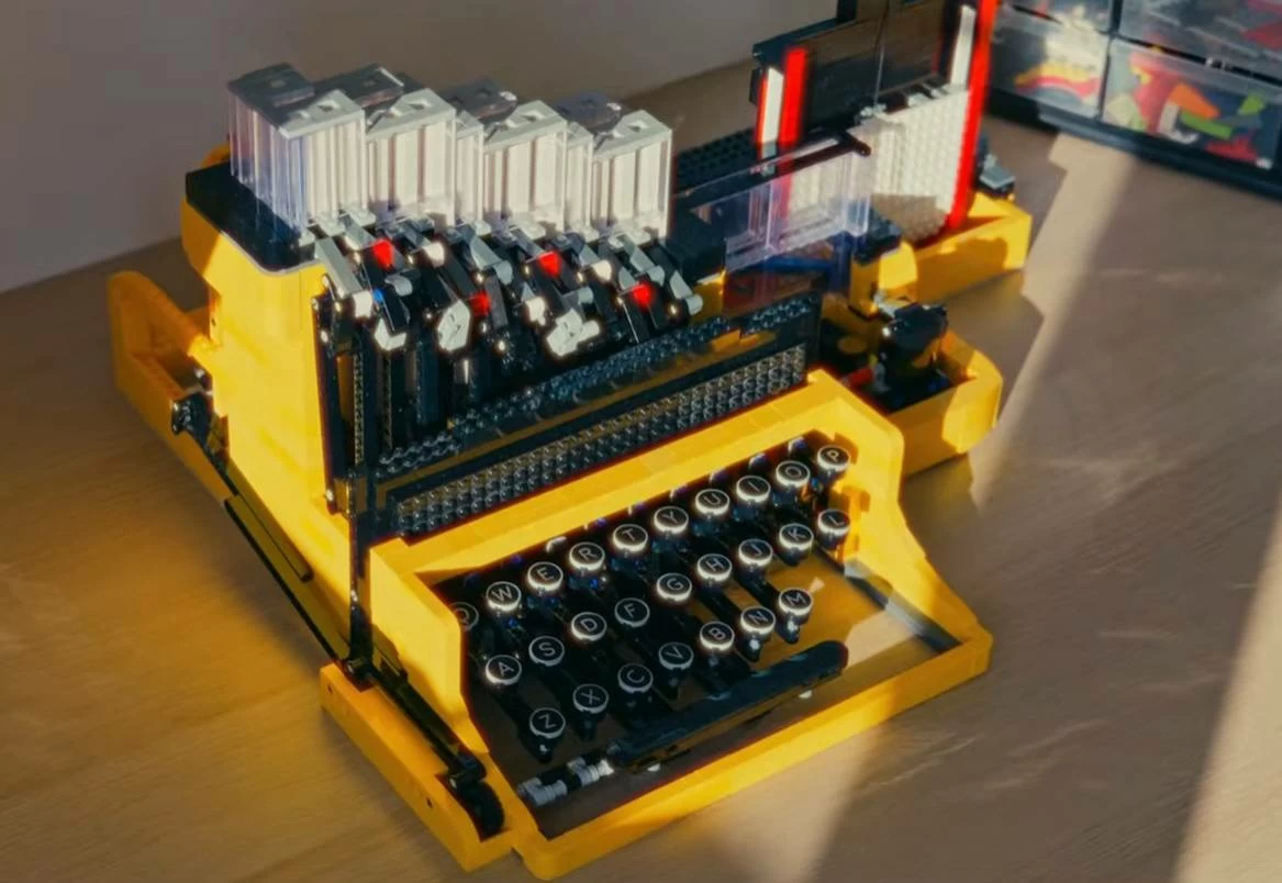 هاوٍ يحوّل مكعبات &laquo;ليجو&raquo; إلى آلة كاتبة تعمل بكامل وظائفها