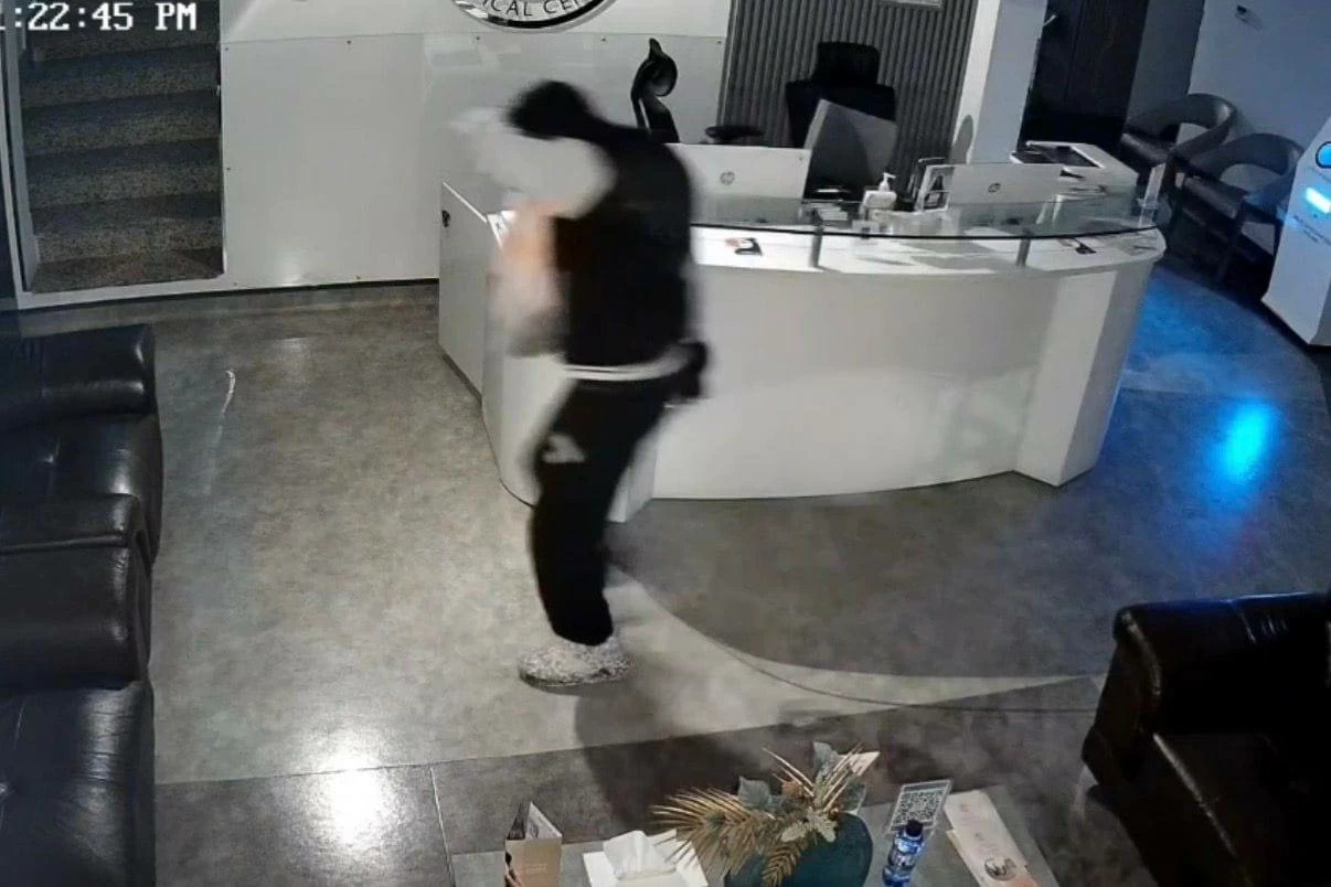 القبض على شخص لقيامه بسرقة مبلغ مالي من أحد المراكز الطبية بمنطقة الزنج