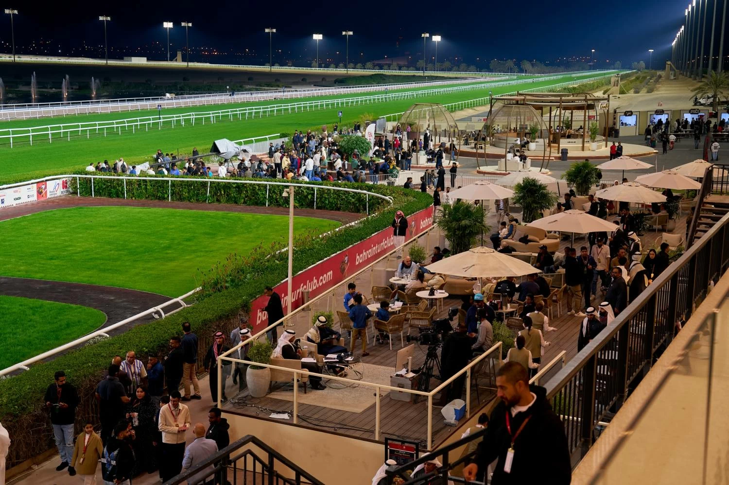 عيسى بن سلمان يشهد السباق الـ18 للخيل وسط منافسات حماسية ومشاركة واسعة