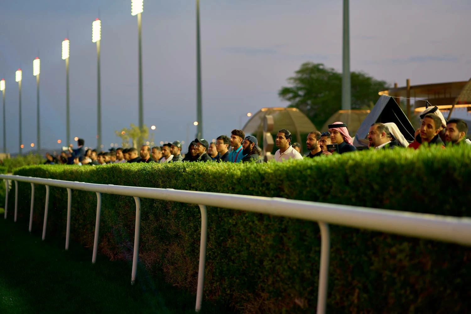 عيسى بن سلمان يشهد السباق الـ18 للخيل وسط منافسات حماسية ومشاركة واسعة