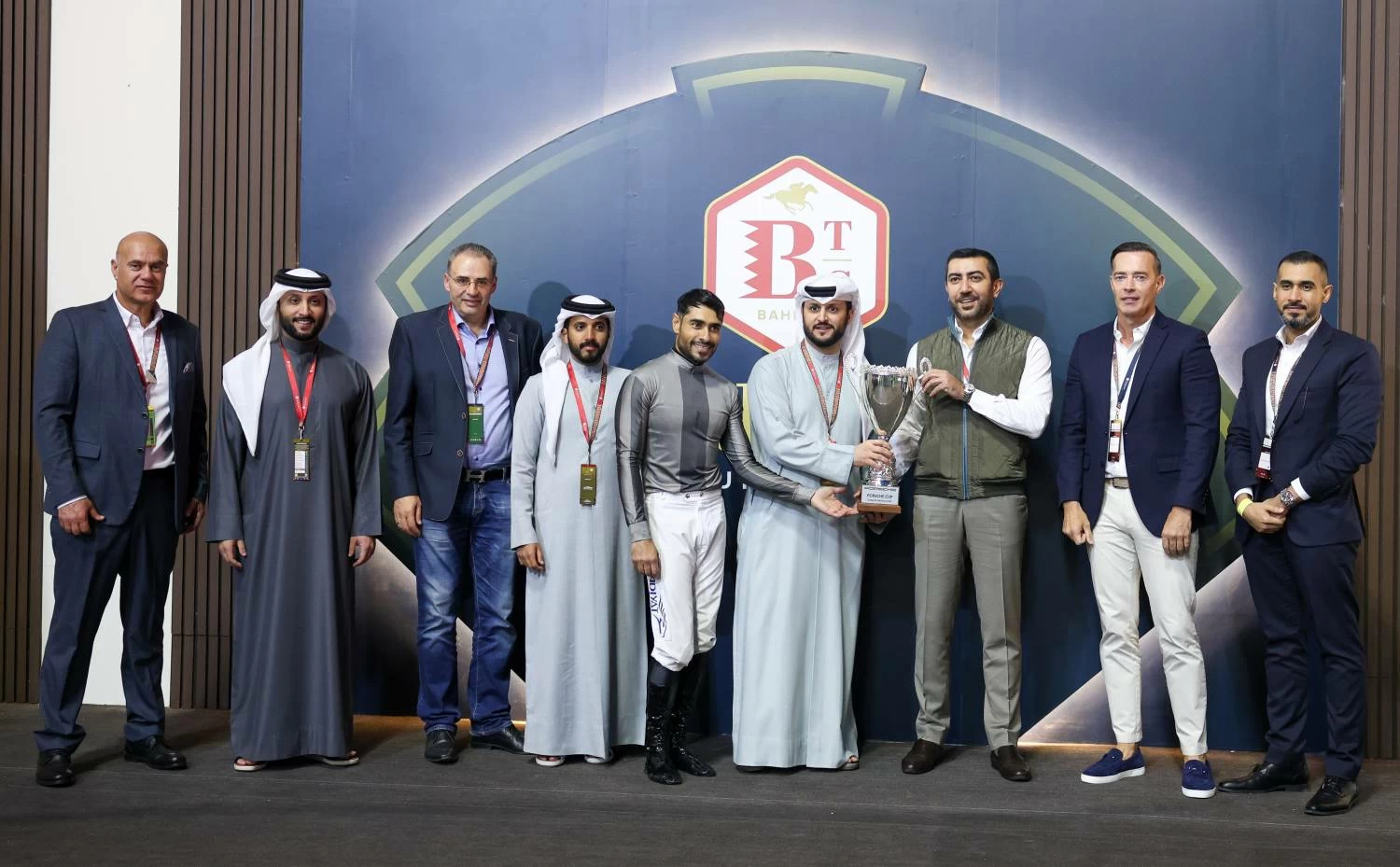 عيسى بن سلمان يشهد السباق الـ18 للخيل وسط منافسات حماسية ومشاركة واسعة