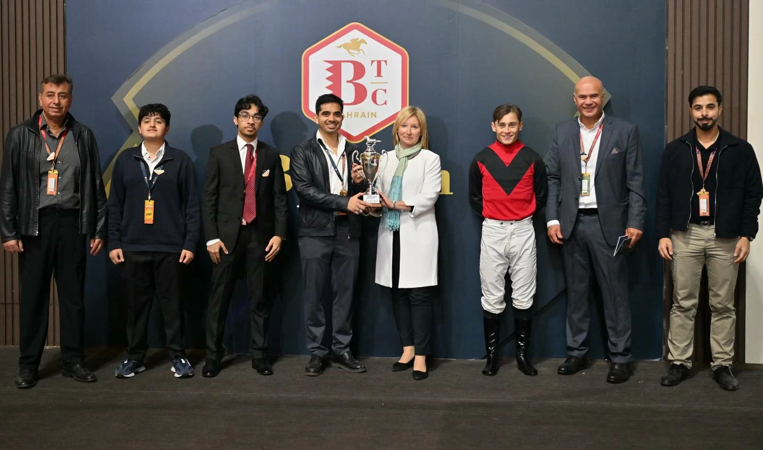 عيسى بن سلمان يشهد السباق الـ18 للخيل وسط منافسات حماسية ومشاركة واسعة