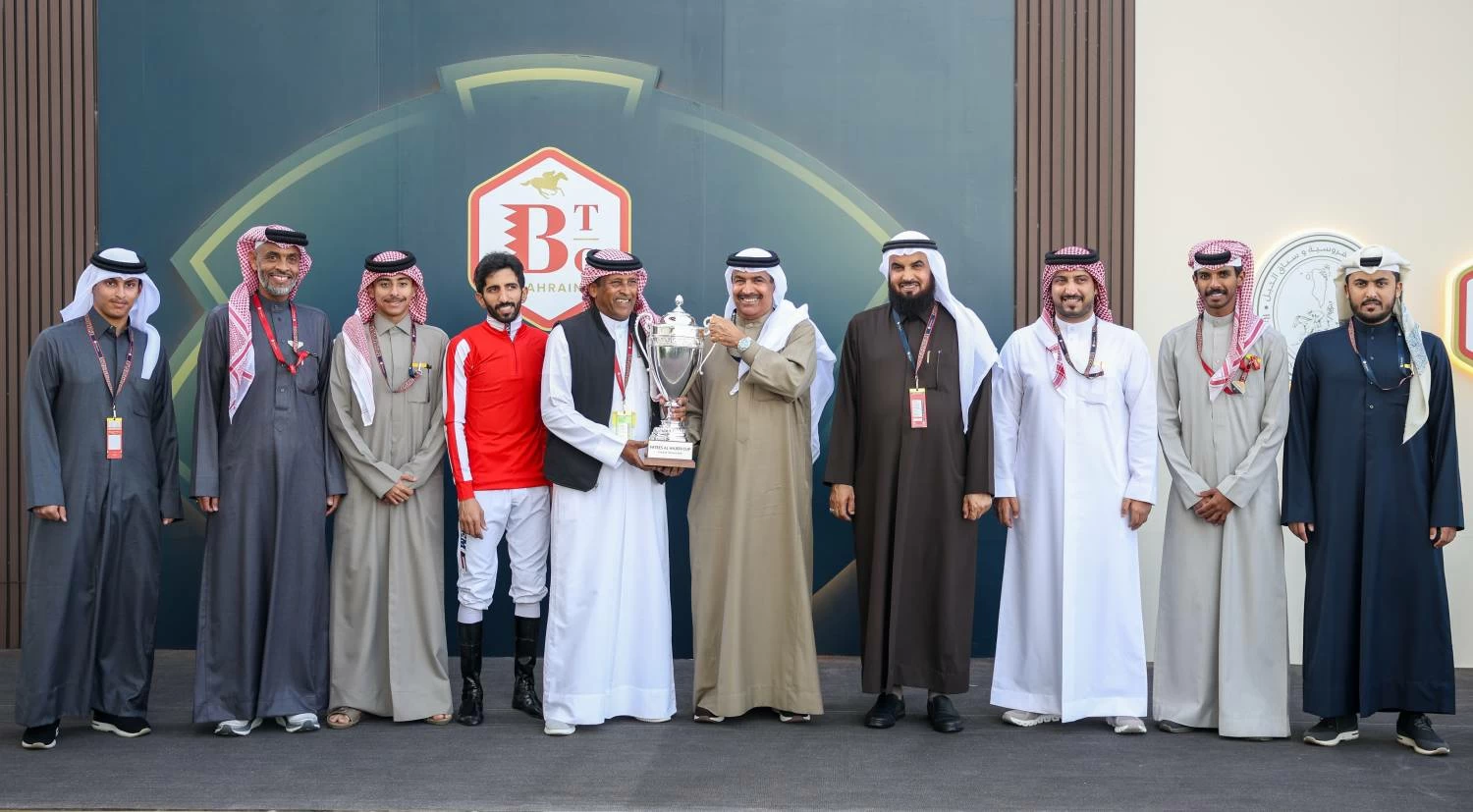 عيسى بن سلمان يشهد السباق الـ18 للخيل وسط منافسات حماسية ومشاركة واسعة