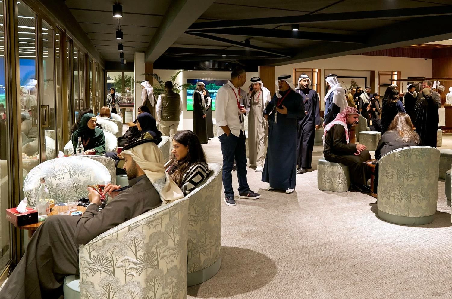 عيسى بن سلمان يشهد السباق الـ18 للخيل وسط منافسات حماسية ومشاركة واسعة