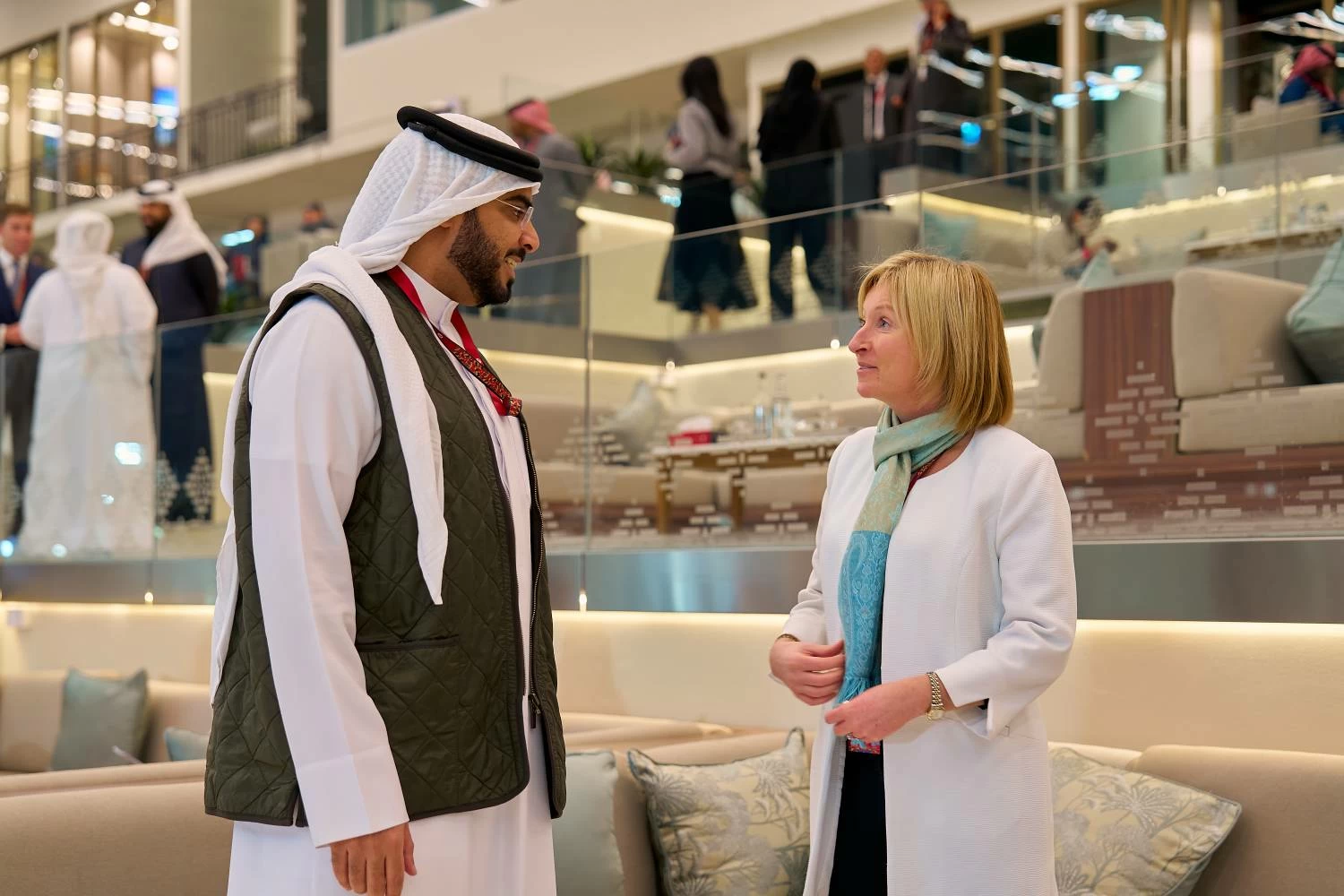 عيسى بن سلمان يشهد السباق الـ18 للخيل وسط منافسات حماسية ومشاركة واسعة