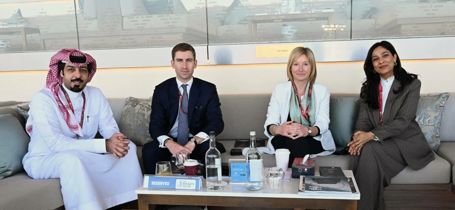 عيسى بن سلمان يشهد السباق الـ18 للخيل وسط منافسات حماسية ومشاركة واسعة