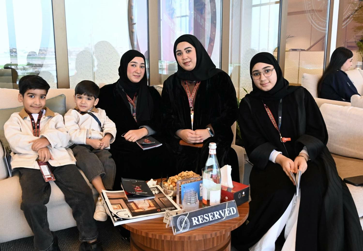 عيسى بن سلمان يشهد السباق الـ18 للخيل وسط منافسات حماسية ومشاركة واسعة