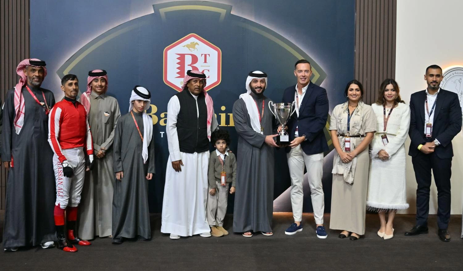 عيسى بن سلمان يشهد السباق الـ18 للخيل وسط منافسات حماسية ومشاركة واسعة