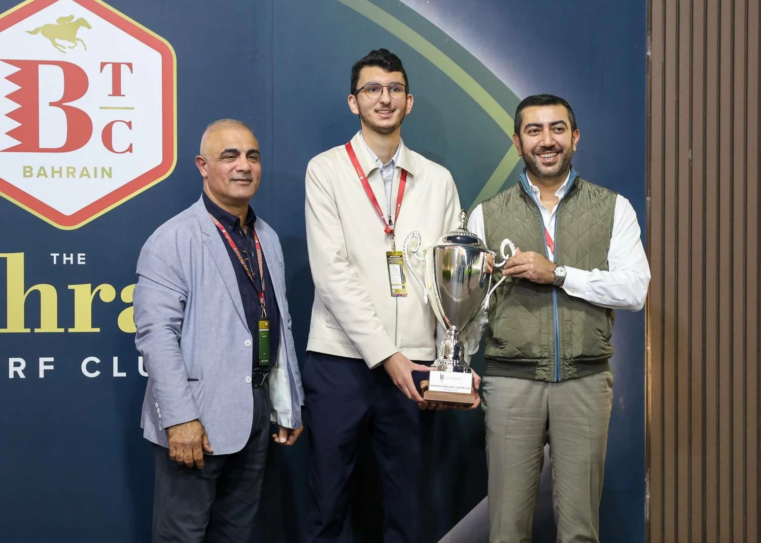 عيسى بن سلمان يشهد السباق الـ18 للخيل وسط منافسات حماسية ومشاركة واسعة