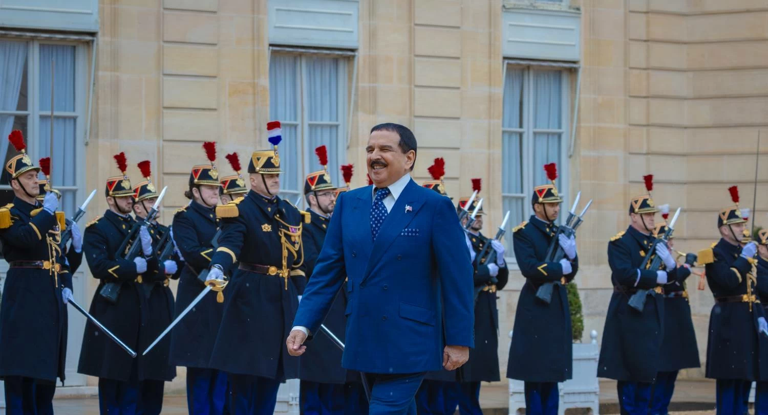 الملك يعقد جلسة مباحثات مع رئيس فرنسا في باريس