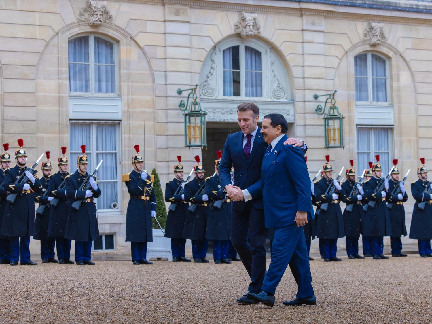 الملك يعقد جلسة مباحثات مع رئيس فرنسا في باريس