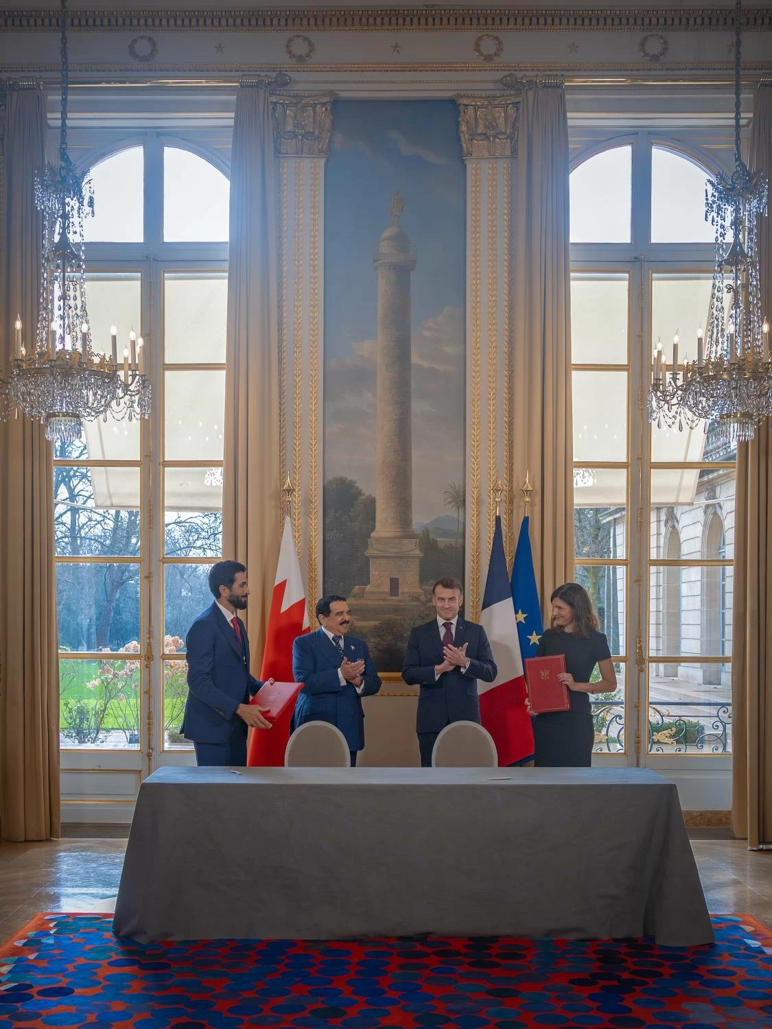 الملك يعقد جلسة مباحثات مع رئيس فرنسا في باريس