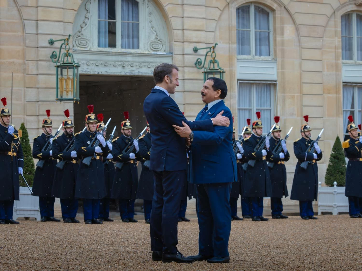 الملك يعقد جلسة مباحثات مع رئيس فرنسا في باريس