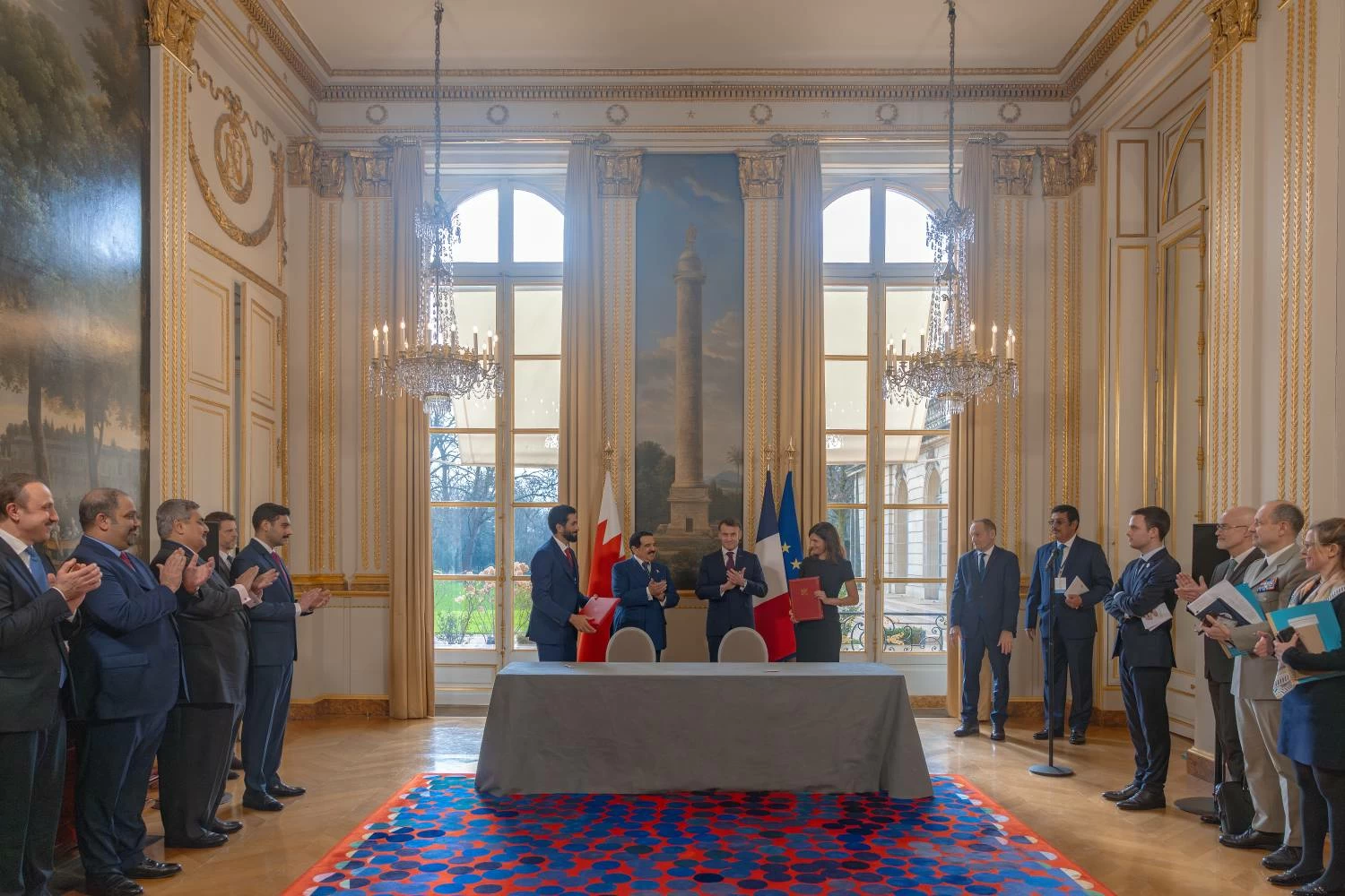 الملك يعقد جلسة مباحثات مع رئيس فرنسا في باريس