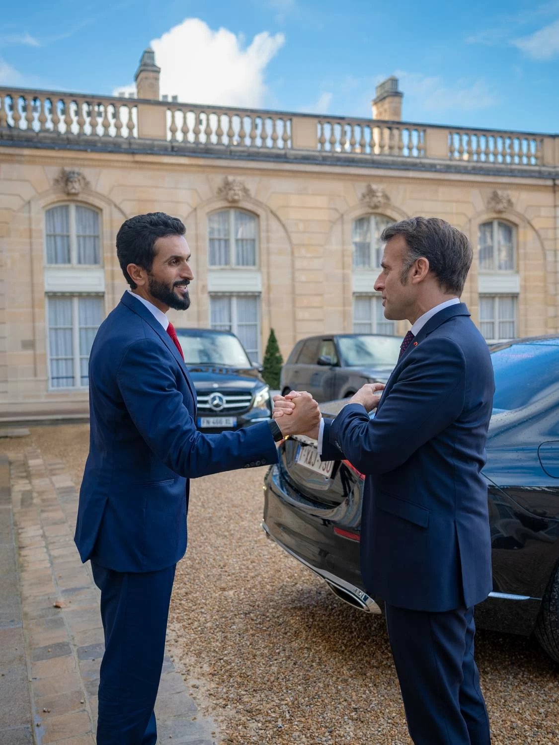 الملك يعقد جلسة مباحثات مع رئيس فرنسا في باريس