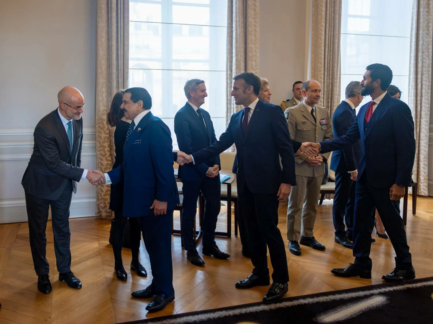 الملك يعقد جلسة مباحثات مع رئيس فرنسا في باريس