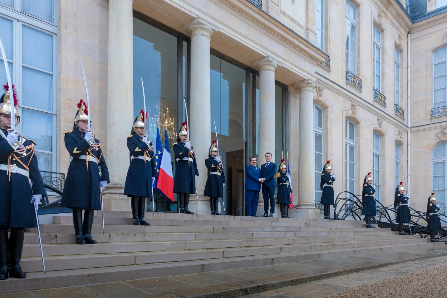 الملك يعقد جلسة مباحثات مع رئيس فرنسا في باريس