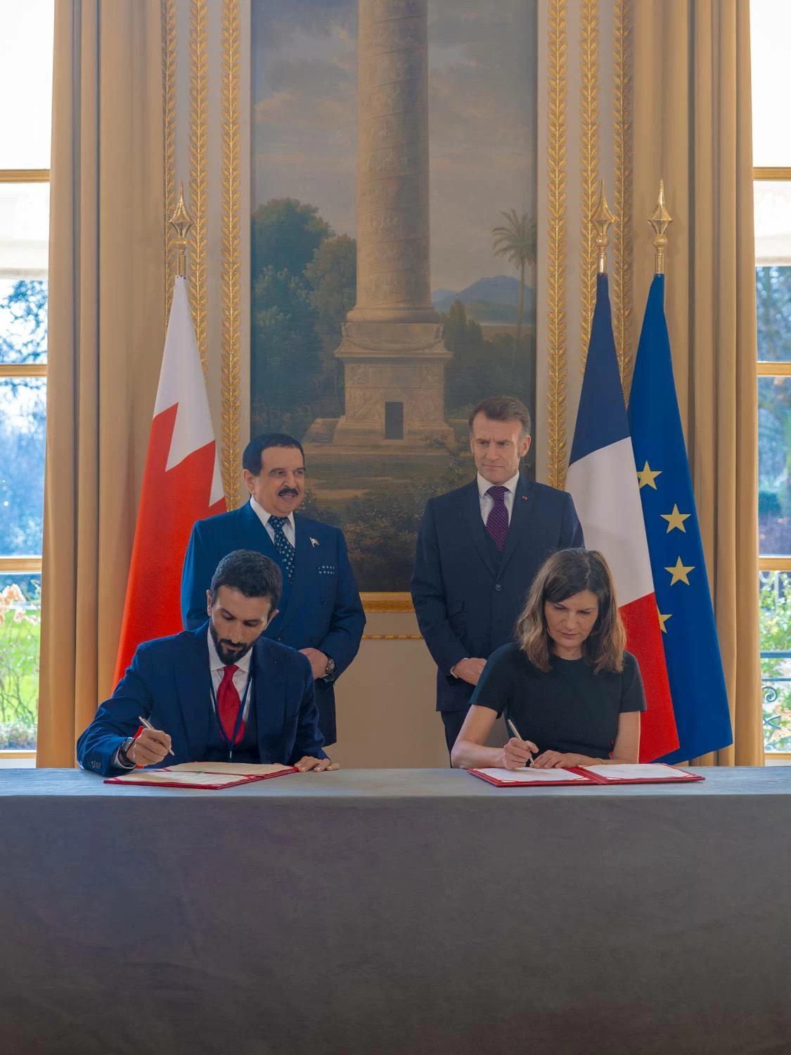 الملك يعقد جلسة مباحثات مع رئيس فرنسا في باريس