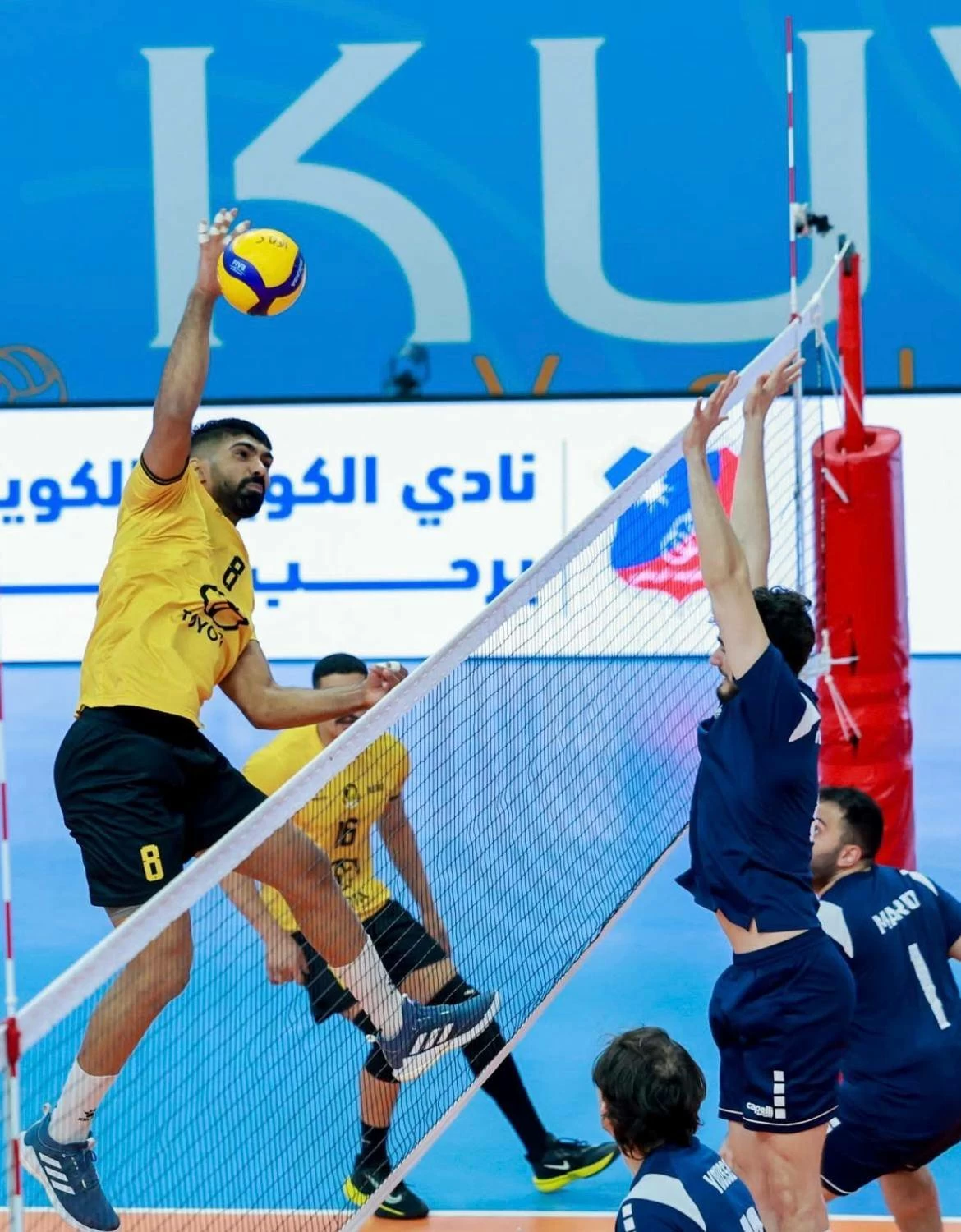 الأهلي يواصل تألقه لربع نهائي بطولة غرب آسيا للطائرة