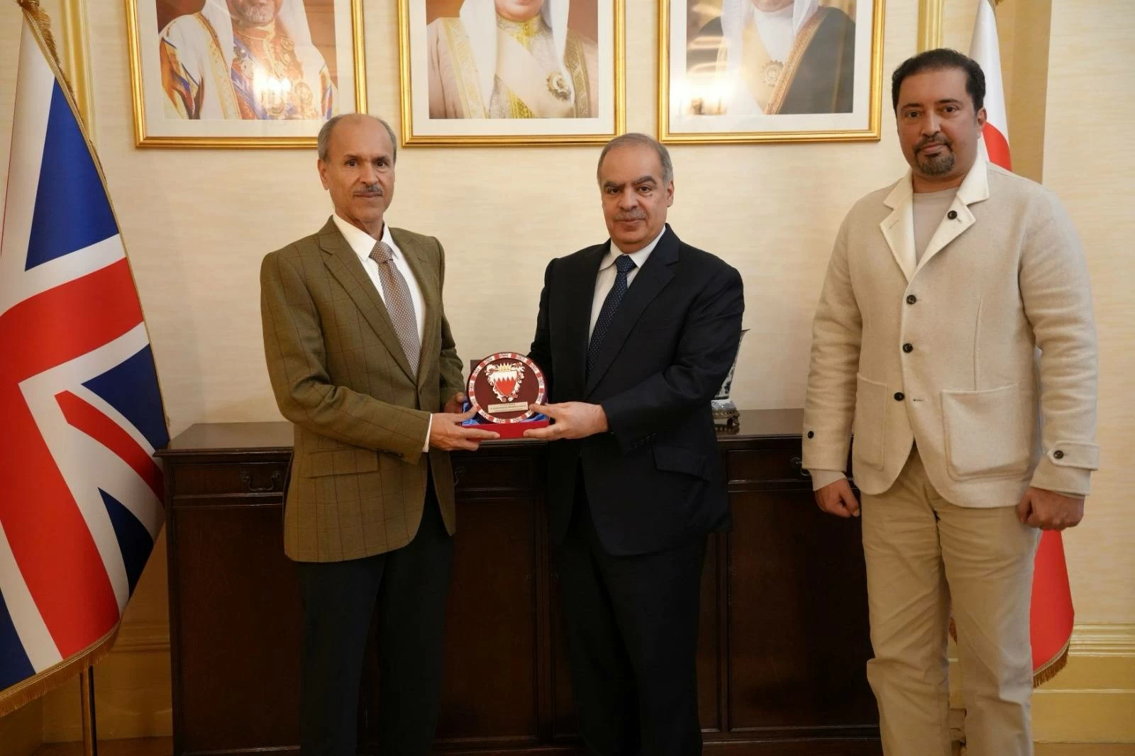 هشام بن عبدالرحمن يبحث مع سفير البحرين بالمملكة المتحدة تطوير الخدمات المقدمة للمواطنين في الخارج