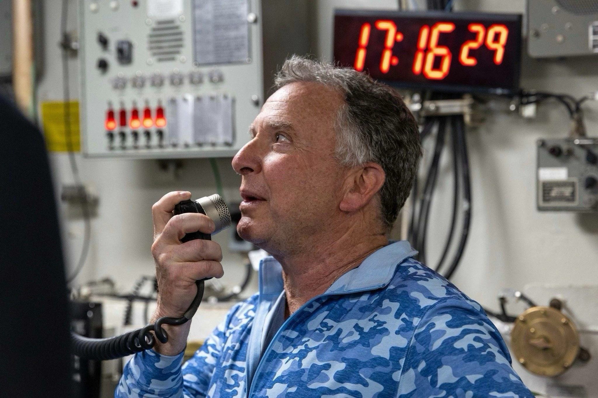 ويتكوف وكوشنر يزوران حاملة الطائرات &laquo;يو إس إس أبراهام لينكولن&raquo;