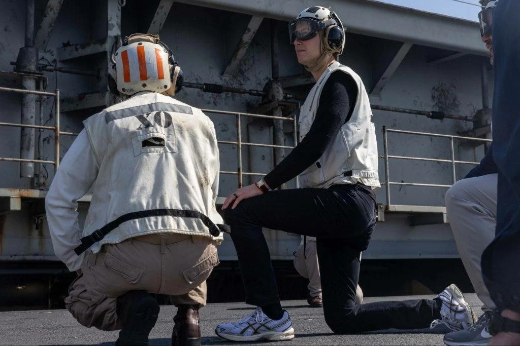 ويتكوف وكوشنر يزوران حاملة الطائرات &laquo;يو إس إس أبراهام لينكولن&raquo;