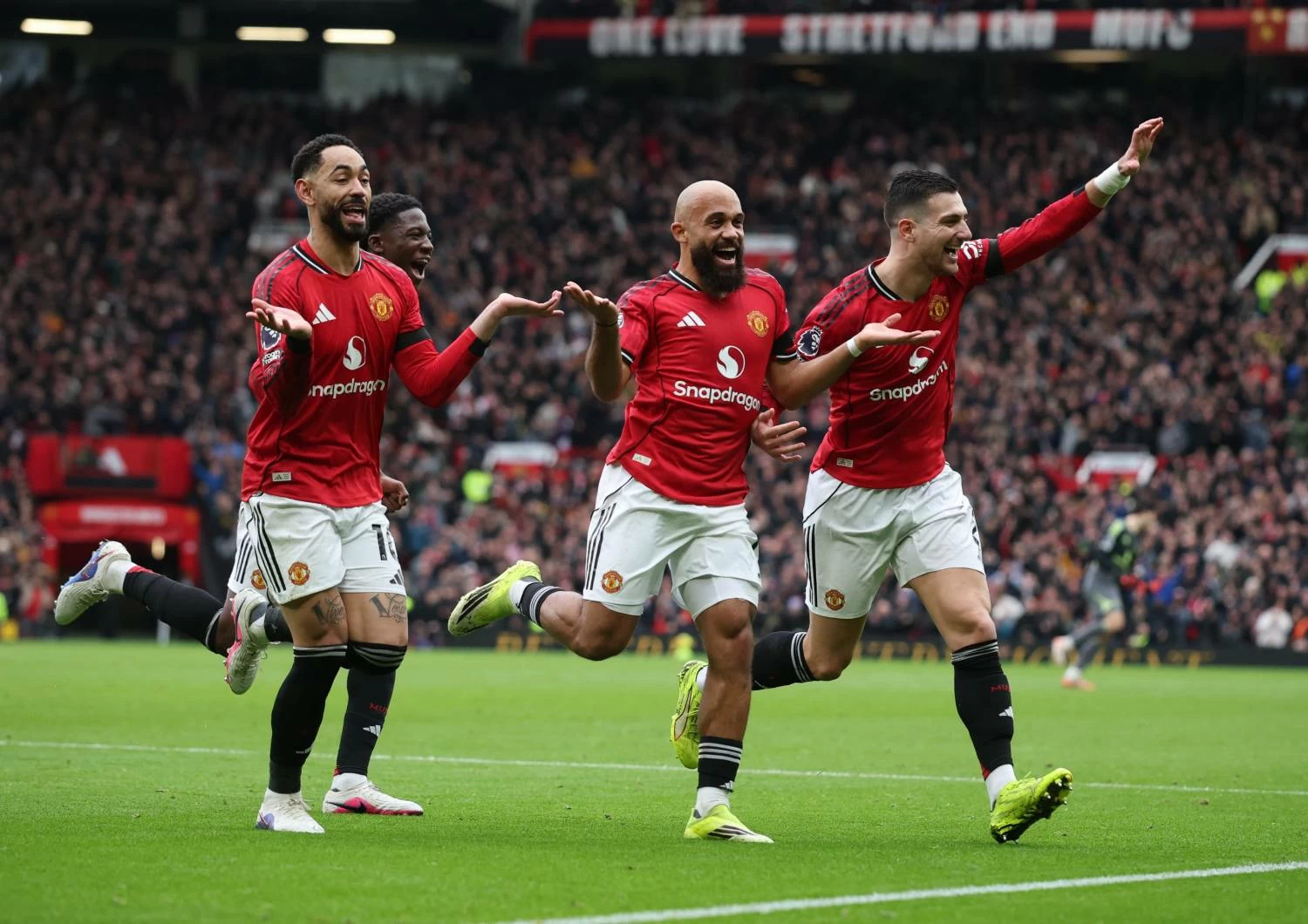 الدوري الإنجليزي: مانشستر يونايتد يفوز على توتنهام هوتسبير بهدفين نظيفين