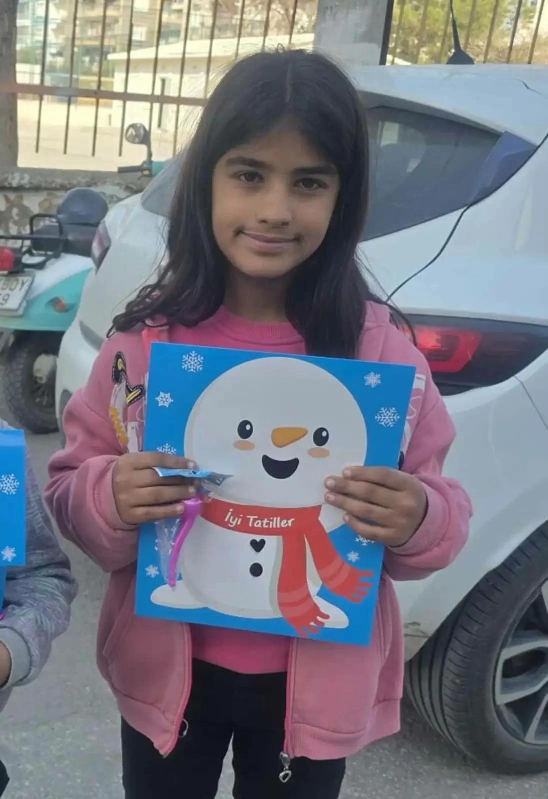 أمام الكاميرا.. مصرع طفلة لحقت حذاءها وسط نهر في تركيا (فيديو)