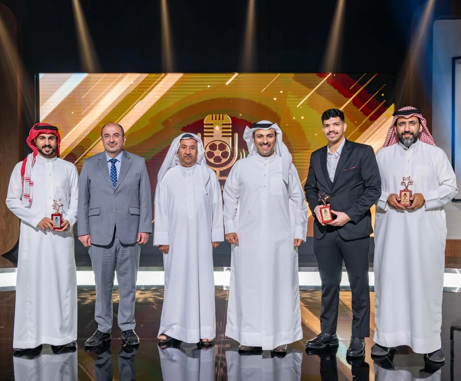 البحرين – وزير الإعلام يشهد الحلقة الأخيرة من مسابقة “نجم التعليق”.