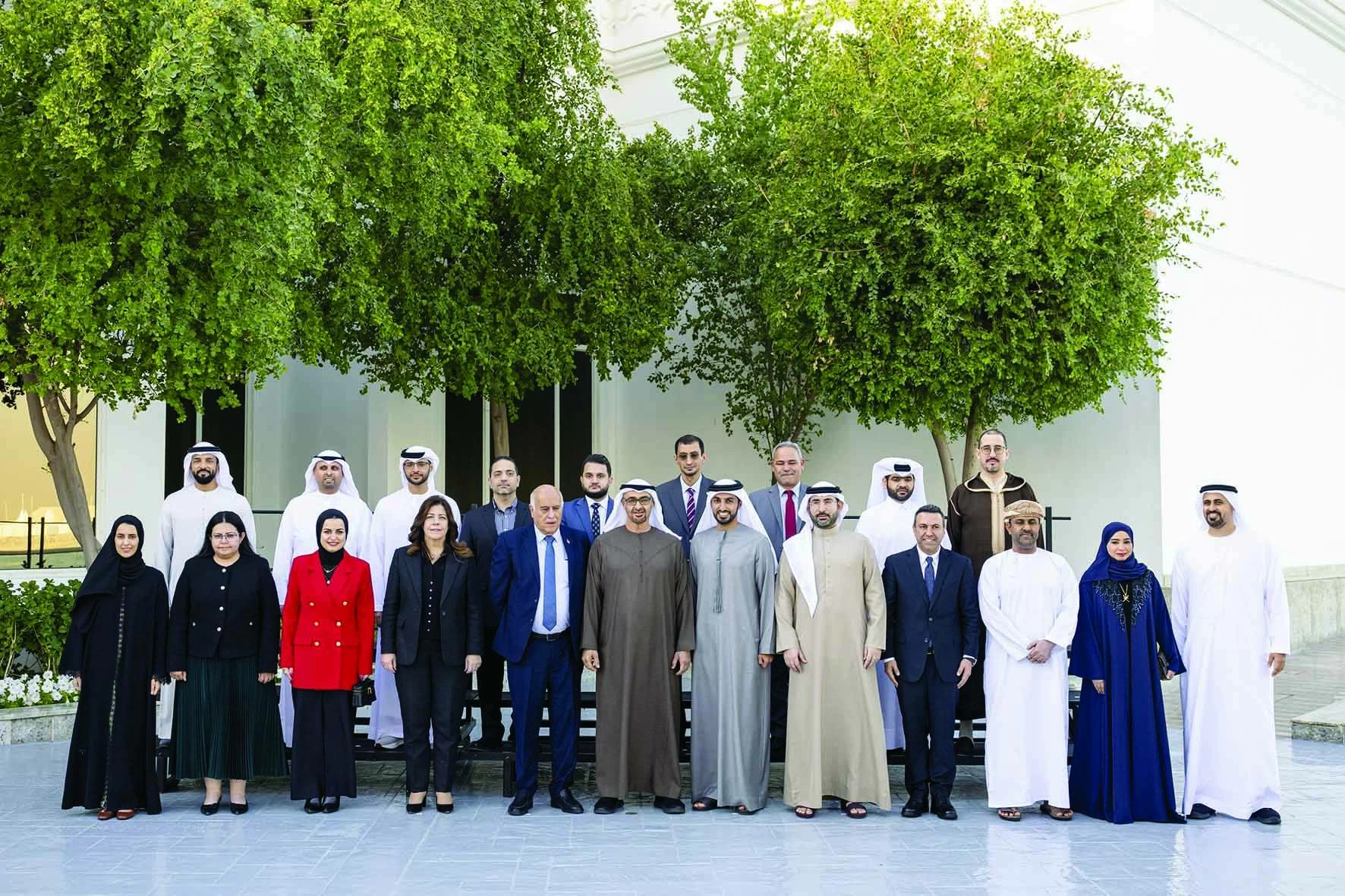 رئيس الإمارات: ترسيخ القيم والمبادئ لدى الشباب صمام أمان للمجتمعات