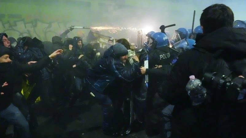 أولمبياد ميلانو.. الشرطة تفرق احتجاجات ضد وجود عناصر أمن أمريكيين